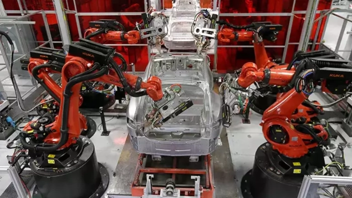 Tesla fabrikasında can pazarı! Robot mühendise saldırdı... Ortalık kan gölüne döndü